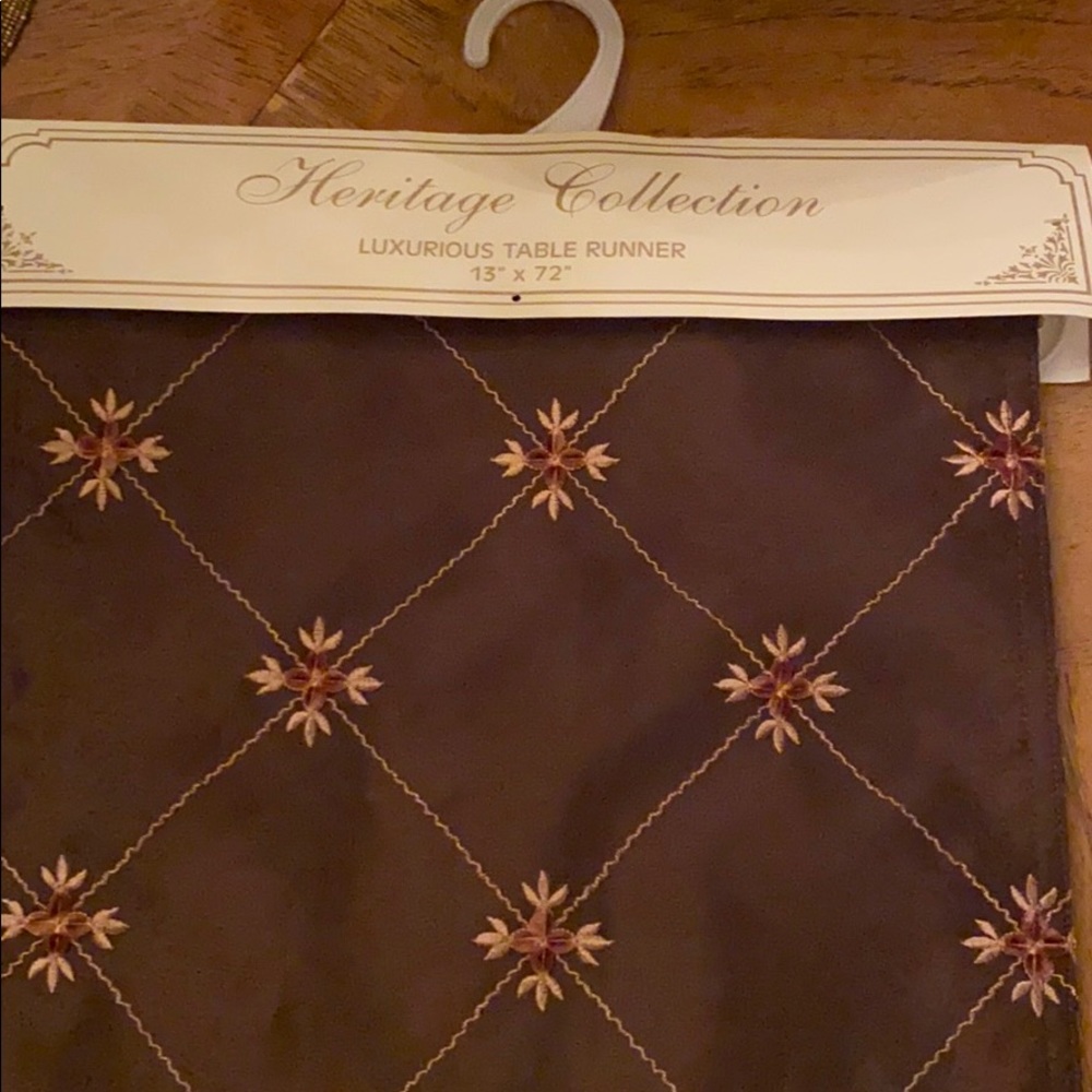 Table runner 13X72 / NWT